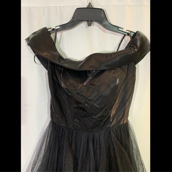 NEW $398 La Femme Off the Shoulder‎ Evening Gown in Black [SZ 4 ] - Picture 6 of 12
